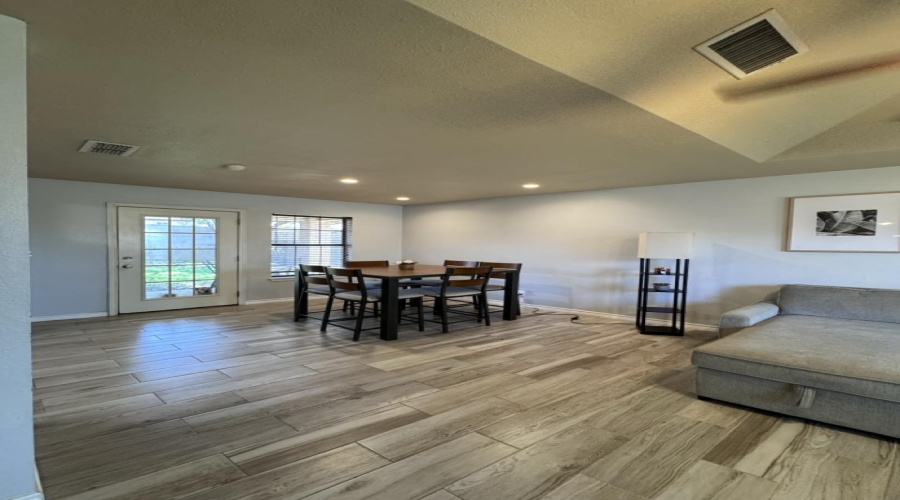 1108 Topaz Trl, Laredo, Texas 78045-0000, 3 Bedrooms Bedrooms, 6 Rooms Rooms,2 BathroomsBathrooms,Residential,For Rent,1108 Topaz Trl,20254485
