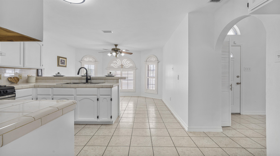 524 Norwich Lp, LAREDO, Texas 78045-8500, 4 Bedrooms Bedrooms, 8 Rooms Rooms,2 BathroomsBathrooms,Residential,For Sale,524 Norwich Lp,20254493