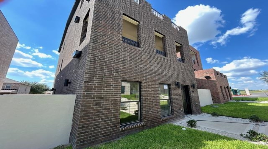 210 Veracruz Dr., Laredo, Texas 78045, 3 Bedrooms Bedrooms, 5 Rooms Rooms,2 BathroomsBathrooms,Residential,For Sale,210 Veracruz Dr.,20254062