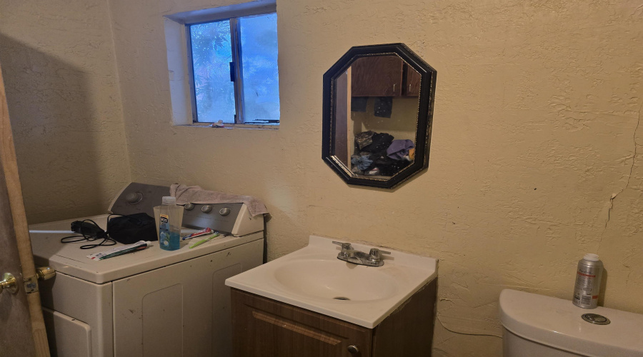 1809 San Enrique Ave, Laredo, Texas 78040-3610, 2 Bedrooms Bedrooms, 4 Rooms Rooms,1 BathroomBathrooms,Residential,For Sale,1809 San Enrique Ave,20254073