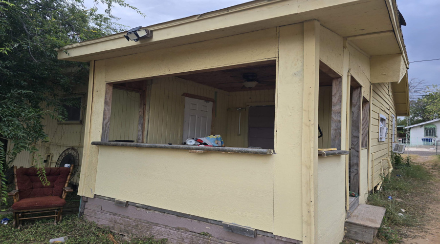 1809 San Enrique Ave, Laredo, Texas 78040-3610, 2 Bedrooms Bedrooms, 4 Rooms Rooms,1 BathroomBathrooms,Residential,For Sale,1809 San Enrique Ave,20254073