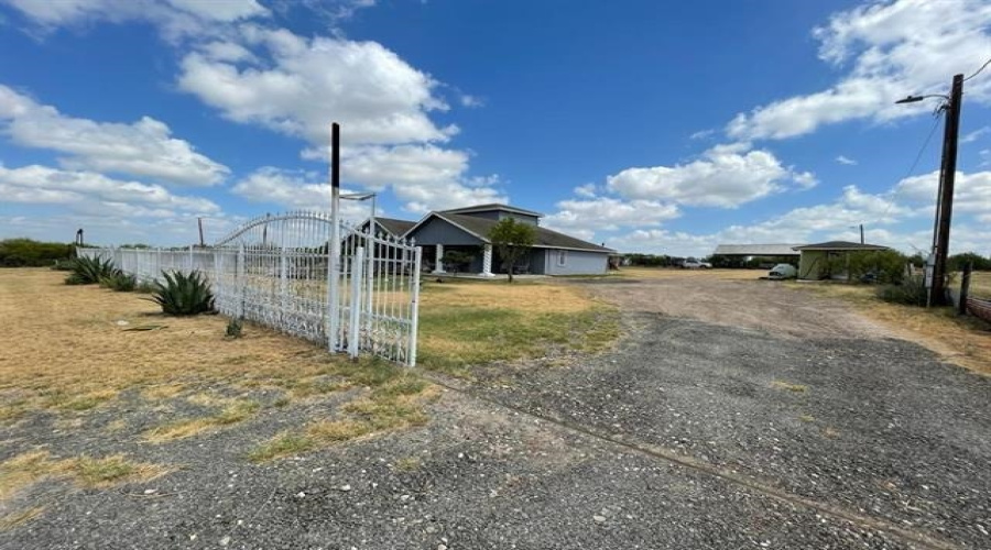 133 Los Fresnos, Laredo, Texas 78046, 3 Bedrooms Bedrooms, 5 Rooms Rooms,2 BathroomsBathrooms,Residential,For Sale,133 Los Fresnos,20254076