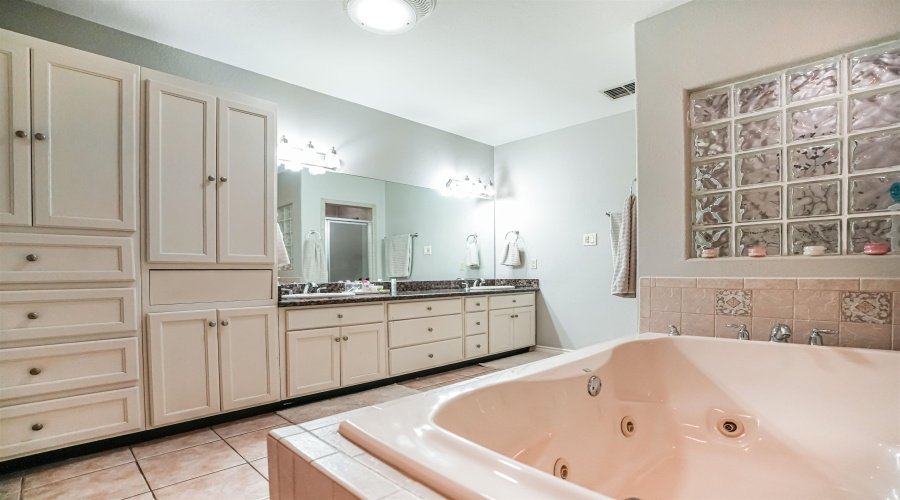 309 Lake Kariba Ct, Laredo, Texas 78041, 5 Bedrooms Bedrooms, 10 Rooms Rooms,4 BathroomsBathrooms,Residential,For Sale,309 Lake Kariba Ct,20254509