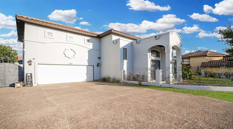 309 Lake Kariba Ct, Laredo, Texas 78041, 5 Bedrooms Bedrooms, 10 Rooms Rooms,4 BathroomsBathrooms,Residential,For Sale,309 Lake Kariba Ct,20254509