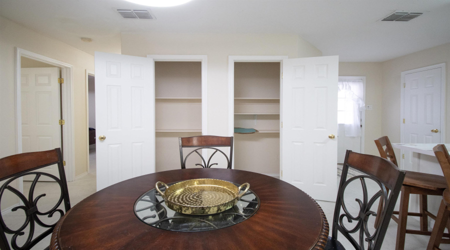 101 Castellanos Ct, Laredo, Texas 78045, 3 Bedrooms Bedrooms, 5 Rooms Rooms,2 BathroomsBathrooms,Residential,For Sale,101 Castellanos Ct,20254519