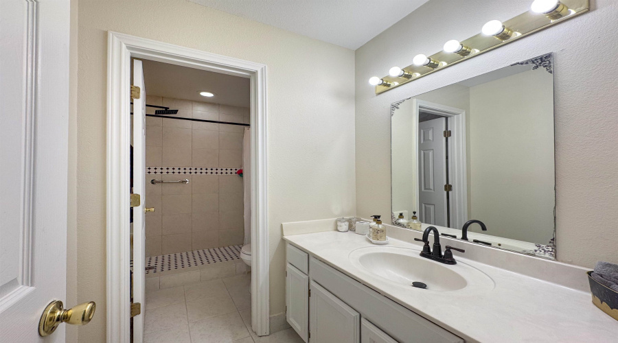 101 Castellanos Ct, Laredo, Texas 78045, 3 Bedrooms Bedrooms, 5 Rooms Rooms,2 BathroomsBathrooms,Residential,For Sale,101 Castellanos Ct,20254519