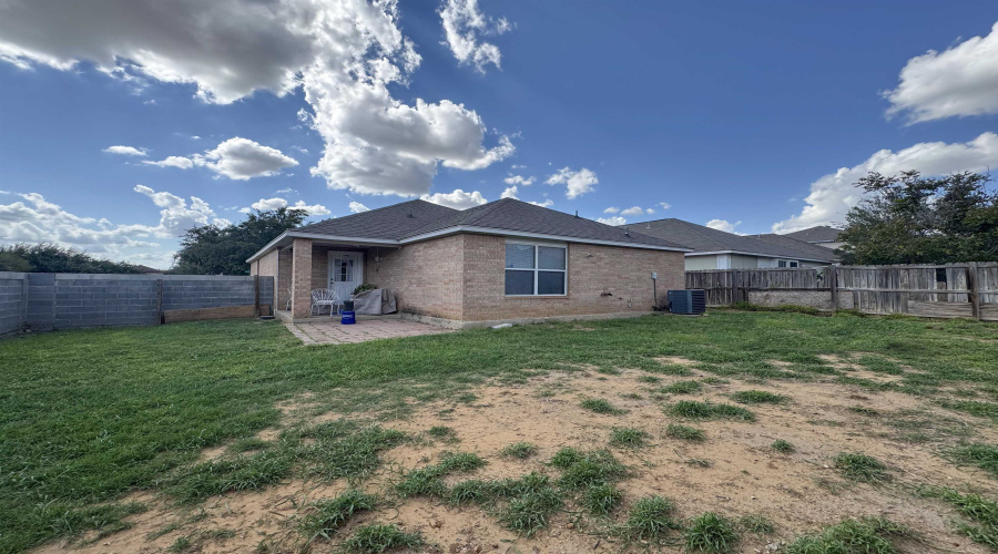 101 Castellanos Ct, Laredo, Texas 78045, 3 Bedrooms Bedrooms, 5 Rooms Rooms,2 BathroomsBathrooms,Residential,For Sale,101 Castellanos Ct,20254519