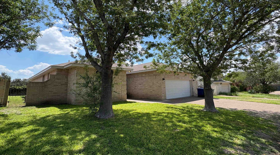 1603 Sherwood Dr, Laredo, Texas 78045, 3 Bedrooms Bedrooms, 5 Rooms Rooms,2 BathroomsBathrooms,Residential,For Rent,1603 Sherwood Dr,20254082