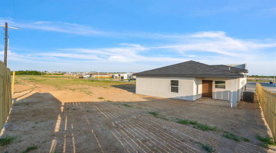 128 Lusitano Dr., Laredo, Texas 78046, 3 Bedrooms Bedrooms, 5 Rooms Rooms,2 BathroomsBathrooms,Residential,For Sale,128 Lusitano Dr.,20254084
