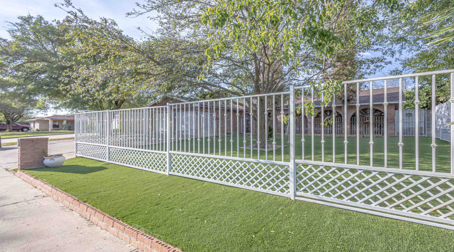 318 S Dakota, Laredo, Texas 78041, 4 Bedrooms Bedrooms, 7 Rooms Rooms,3 BathroomsBathrooms,Residential,For Sale,318 S Dakota,20254088