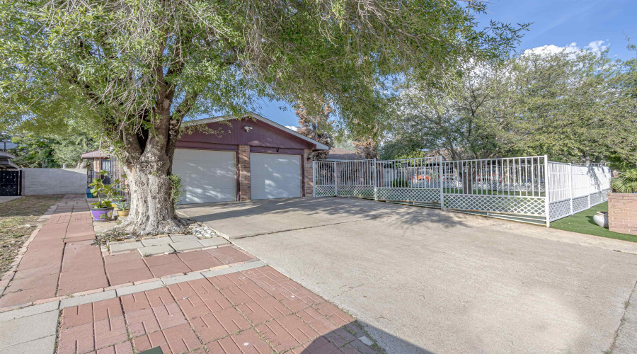 318 S Dakota, Laredo, Texas 78041, 4 Bedrooms Bedrooms, 7 Rooms Rooms,3 BathroomsBathrooms,Residential,For Sale,318 S Dakota,20254088