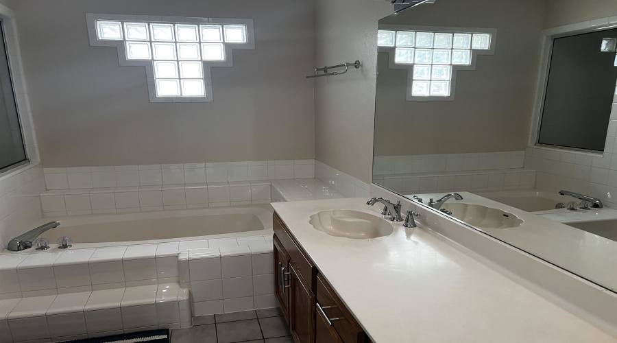 8608 St John Lp, Laredo, Texas 78045-7572, 4 Bedrooms Bedrooms, 8 Rooms Rooms,3 BathroomsBathrooms,Residential,For Sale,8608 St John Lp,20254528