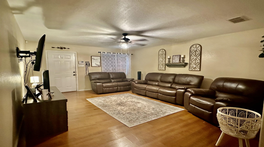1911 Dorado Dr, Laredo, Texas 78046, 3 Bedrooms Bedrooms, 5 Rooms Rooms,2 BathroomsBathrooms,Residential,For Sale,1911 Dorado Dr,20254162