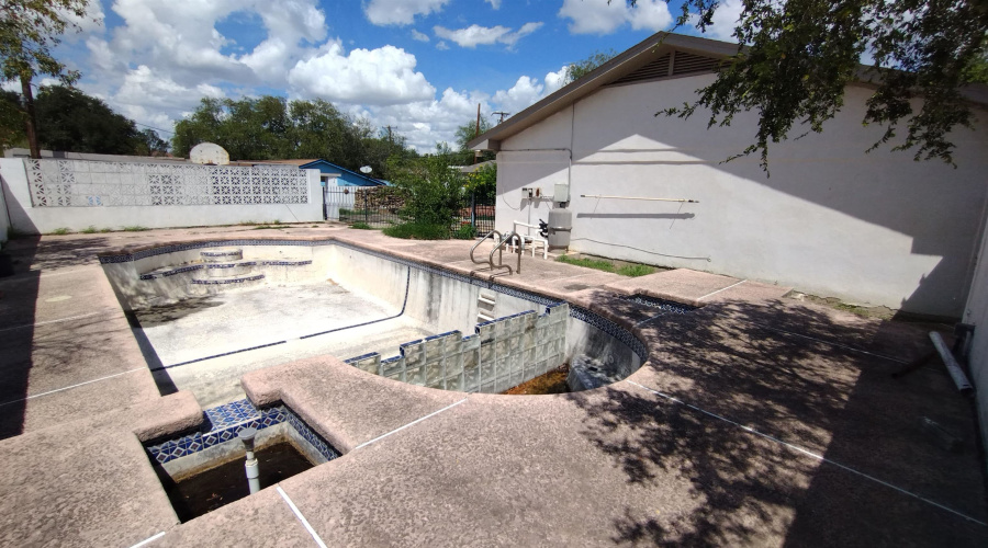 420 E Del Mar Blvd, Laredo, Texas 78041, 3 Bedrooms Bedrooms, 6 Rooms Rooms,3 BathroomsBathrooms,Residential,For Sale,420 E Del Mar Blvd,20254186