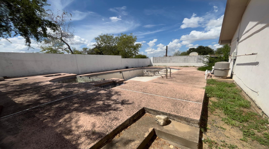 420 E Del Mar Blvd, Laredo, Texas 78041, 3 Bedrooms Bedrooms, 6 Rooms Rooms,3 BathroomsBathrooms,Residential,For Sale,420 E Del Mar Blvd,20254186