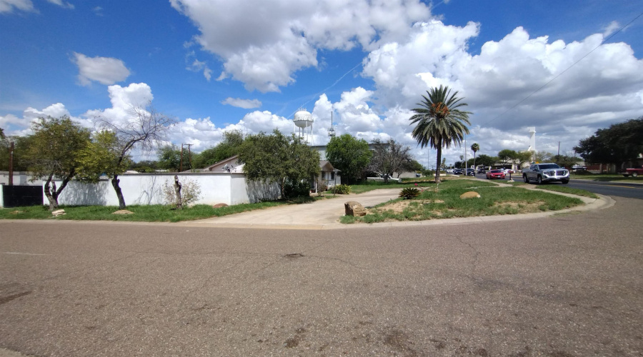 420 E Del Mar Blvd, Laredo, Texas 78041, 3 Bedrooms Bedrooms, 6 Rooms Rooms,3 BathroomsBathrooms,Residential,For Sale,420 E Del Mar Blvd,20254186