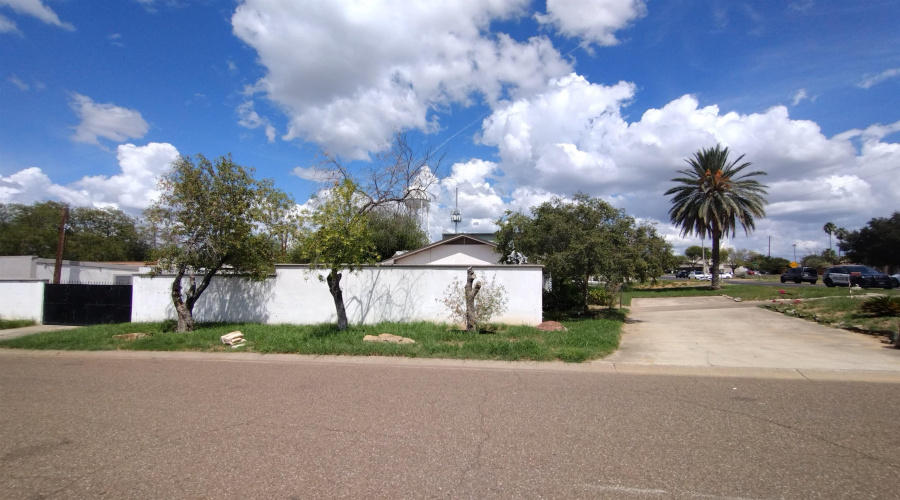 420 E Del Mar Blvd, Laredo, Texas 78041, 3 Bedrooms Bedrooms, 6 Rooms Rooms,3 BathroomsBathrooms,Residential,For Sale,420 E Del Mar Blvd,20254186