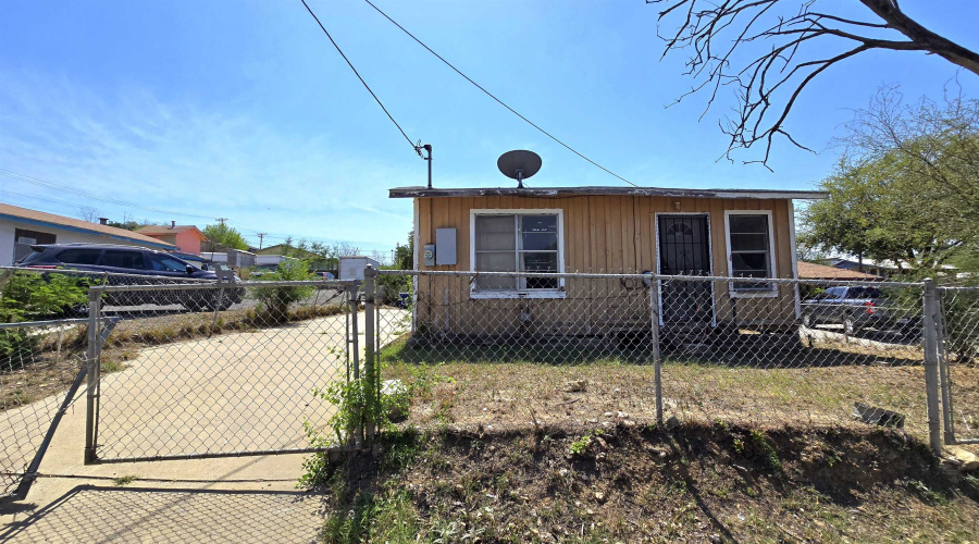 605 Lyon St, Laredo, Texas 78040-5249, 3 Bedrooms Bedrooms, 5 Rooms Rooms,1 BathroomBathrooms,Residential,For Sale,605 Lyon St,20254221