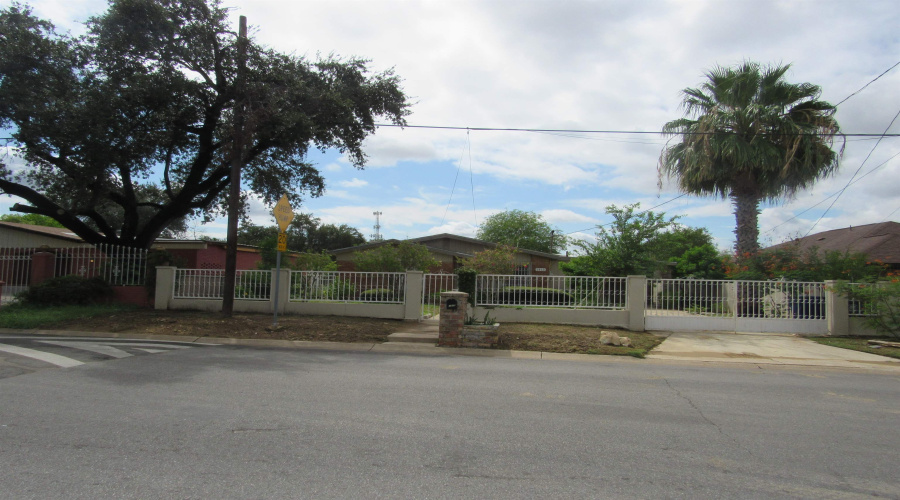 1413 E Plum St, Laredo, Texas 78040, 3 Bedrooms Bedrooms, 8 Rooms Rooms,2 BathroomsBathrooms,Residential,For Sale,1413 E Plum St,20254231