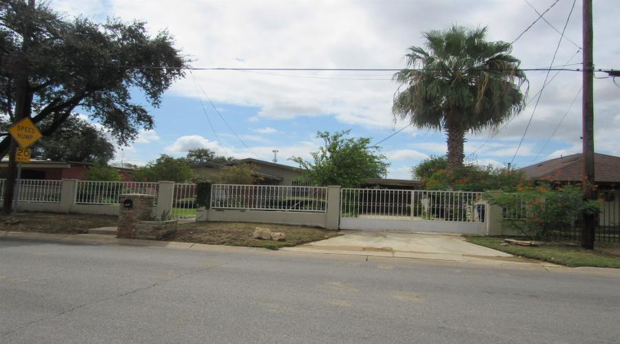 1413 E Plum St, Laredo, Texas 78040, 3 Bedrooms Bedrooms, 8 Rooms Rooms,2 BathroomsBathrooms,Residential,For Sale,1413 E Plum St,20254231