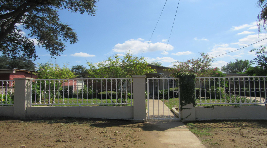 1413 E Plum St, Laredo, Texas 78040, 3 Bedrooms Bedrooms, 8 Rooms Rooms,2 BathroomsBathrooms,Residential,For Sale,1413 E Plum St,20254231