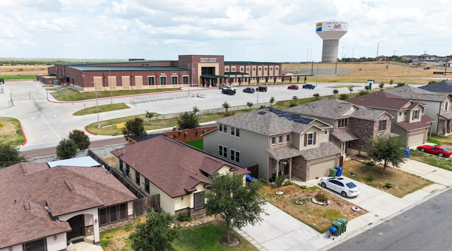 4409 Gloria Dr., Laredo, Texas 78046, 4 Bedrooms Bedrooms, 6 Rooms Rooms,2 BathroomsBathrooms,Residential,For Rent,4409 Gloria Dr.,20254246