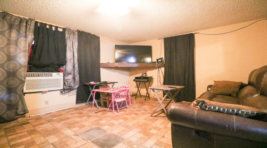 3202 Market St, Laredo, Texas 78043, 3 Bedrooms Bedrooms, 5 Rooms Rooms,2 BathroomsBathrooms,Residential,For Sale,3202 Market St,20254261