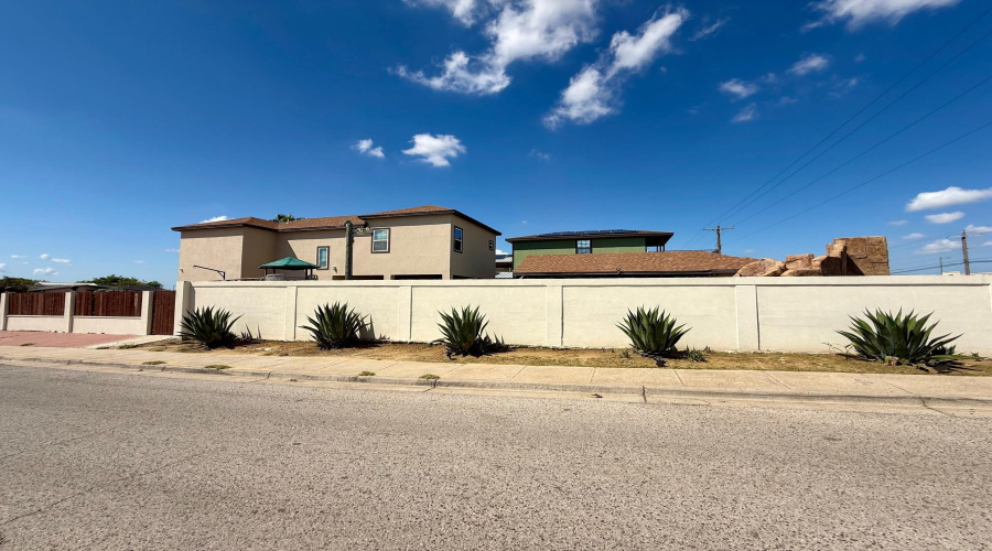 4514 Fall Dr, Laredo, Texas 78046, 4 Bedrooms Bedrooms, 6 Rooms Rooms,2 BathroomsBathrooms,Residential,For Sale,4514 Fall Dr,20254262