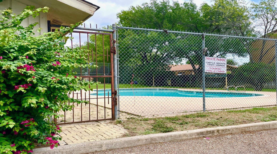1005 E Del Mar Blvd, Laredo, Texas 78041, 3 Bedrooms Bedrooms, 8 Rooms Rooms,3 BathroomsBathrooms,Residential,For Sale,1005 E Del Mar Blvd,20254264