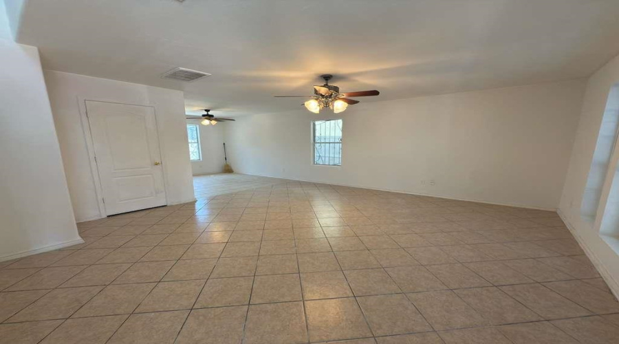 504 Campanario Ln, Laredo, Texas 78046, 4 Bedrooms Bedrooms, 7 Rooms Rooms,2 BathroomsBathrooms,Residential,For Sale,504 Campanario Ln,20254272
