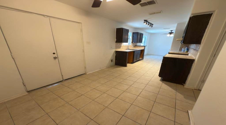 504 Campanario Ln, Laredo, Texas 78046, 4 Bedrooms Bedrooms, 7 Rooms Rooms,2 BathroomsBathrooms,Residential,For Sale,504 Campanario Ln,20254272