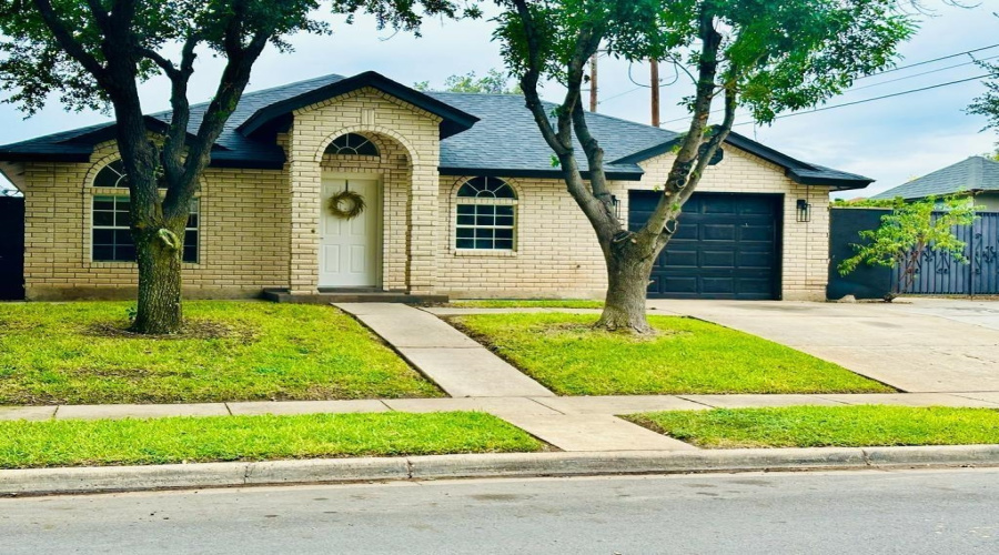 9816 Center Rd, Laredo, Texas 78045-0000, 3 Bedrooms Bedrooms, 5 Rooms Rooms,2 BathroomsBathrooms,Residential,For Rent,9816 Center Rd,20254293