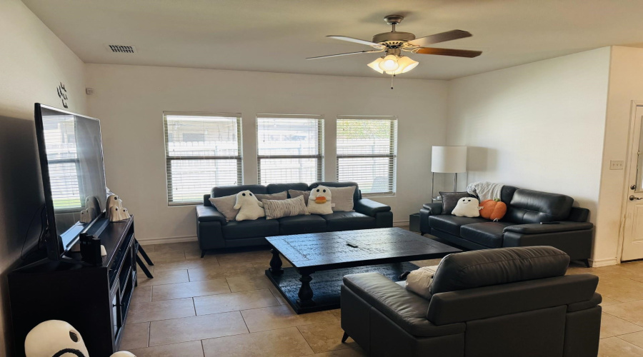 108 Date Palm Dr., Laredo, Texas 78045, 4 Bedrooms Bedrooms, 8 Rooms Rooms,2 BathroomsBathrooms,Residential,For Sale,108 Date Palm Dr.,20254305