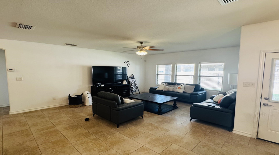 108 Date Palm Dr., Laredo, Texas 78045, 4 Bedrooms Bedrooms, 8 Rooms Rooms,2 BathroomsBathrooms,Residential,For Sale,108 Date Palm Dr.,20254305
