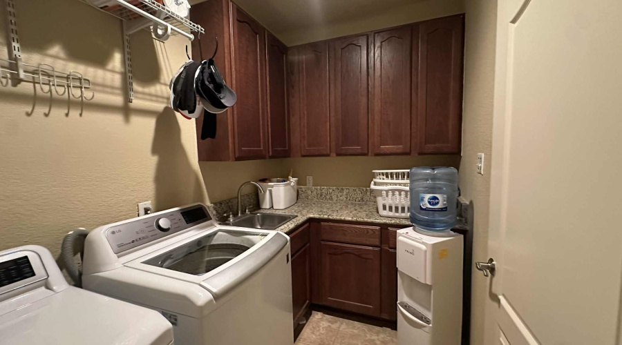 502 Felipe Dr, Laredo, Texas 78046, 5 Bedrooms Bedrooms, 7 Rooms Rooms,3 BathroomsBathrooms,Residential,For Sale,502 Felipe Dr,20254311