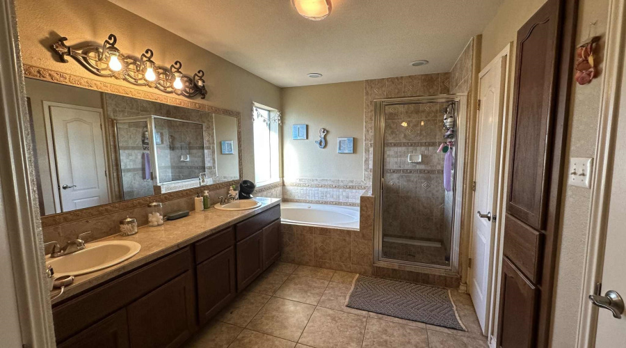 502 Felipe Dr, Laredo, Texas 78046, 5 Bedrooms Bedrooms, 7 Rooms Rooms,3 BathroomsBathrooms,Residential,For Sale,502 Felipe Dr,20254311