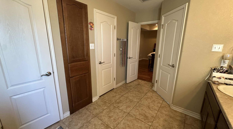 502 Felipe Dr, Laredo, Texas 78046, 5 Bedrooms Bedrooms, 7 Rooms Rooms,3 BathroomsBathrooms,Residential,For Sale,502 Felipe Dr,20254311