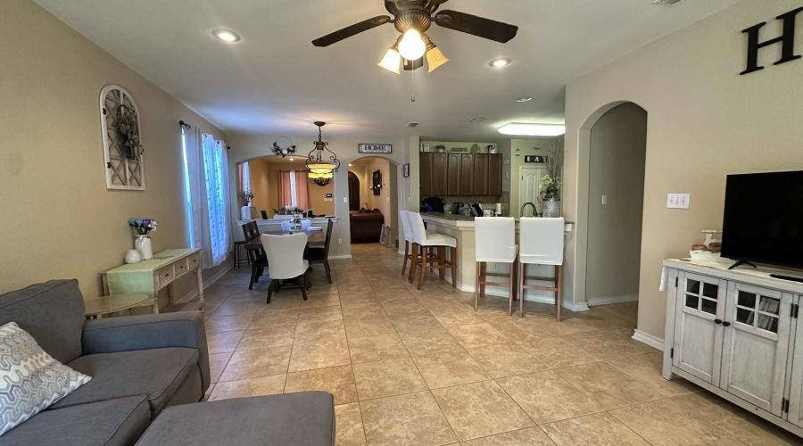 502 Felipe Dr, Laredo, Texas 78046, 5 Bedrooms Bedrooms, 7 Rooms Rooms,3 BathroomsBathrooms,Residential,For Sale,502 Felipe Dr,20254311