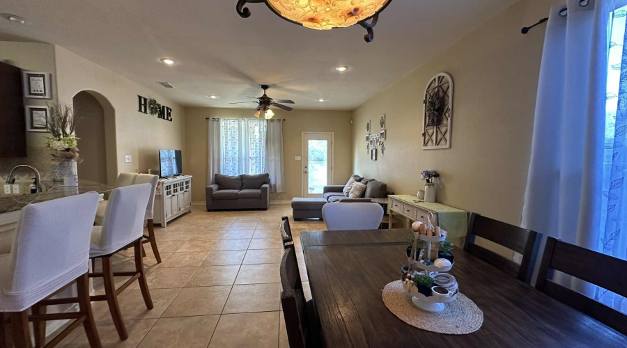 502 Felipe Dr, Laredo, Texas 78046, 5 Bedrooms Bedrooms, 7 Rooms Rooms,3 BathroomsBathrooms,Residential,For Sale,502 Felipe Dr,20254311