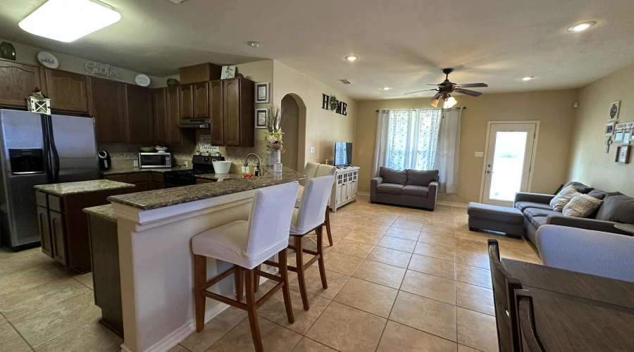 502 Felipe Dr, Laredo, Texas 78046, 5 Bedrooms Bedrooms, 7 Rooms Rooms,3 BathroomsBathrooms,Residential,For Sale,502 Felipe Dr,20254311