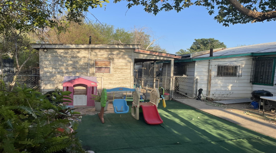 707 Sanders Ave, Laredo, Texas 78040, 2 Bedrooms Bedrooms, 5 Rooms Rooms,1 BathroomBathrooms,Residential,For Sale,707 Sanders Ave,20254549