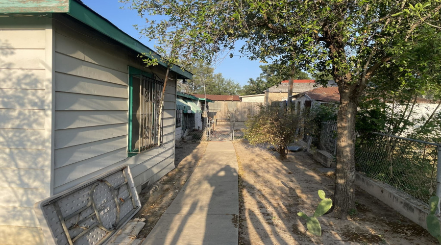 707 Sanders Ave, Laredo, Texas 78040, 2 Bedrooms Bedrooms, 5 Rooms Rooms,1 BathroomBathrooms,Residential,For Sale,707 Sanders Ave,20254549