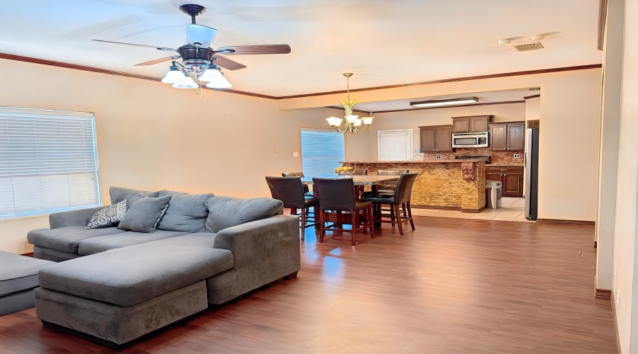 9010 Yale St, LAREDO, Texas 78045, 3 Bedrooms Bedrooms, 4 Rooms Rooms,2 BathroomsBathrooms,Residential,For Sale,9010 Yale St,20254565
