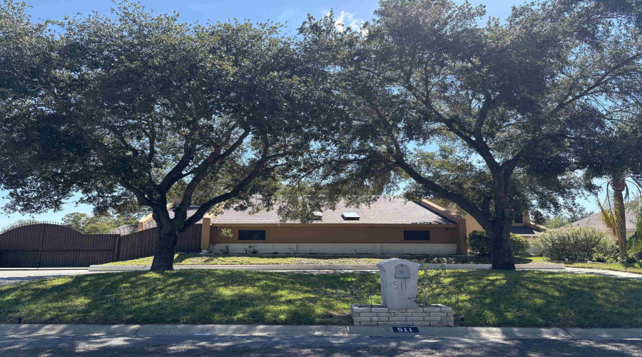 511 Martens Rd, LAREDO, Texas 78041, 3 Bedrooms Bedrooms, 7 Rooms Rooms,4 BathroomsBathrooms,Residential,For Sale,511 Martens Rd,20254566