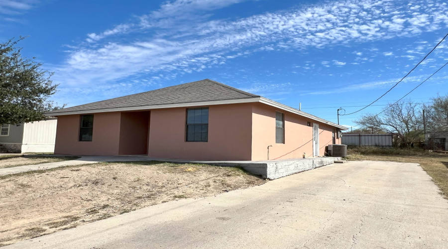 1032 Falcon Ln, Zapata, Texas 78076, 3 Bedrooms Bedrooms, 5 Rooms Rooms,2 BathroomsBathrooms,Residential,For Sale,1032 Falcon Ln,20254568