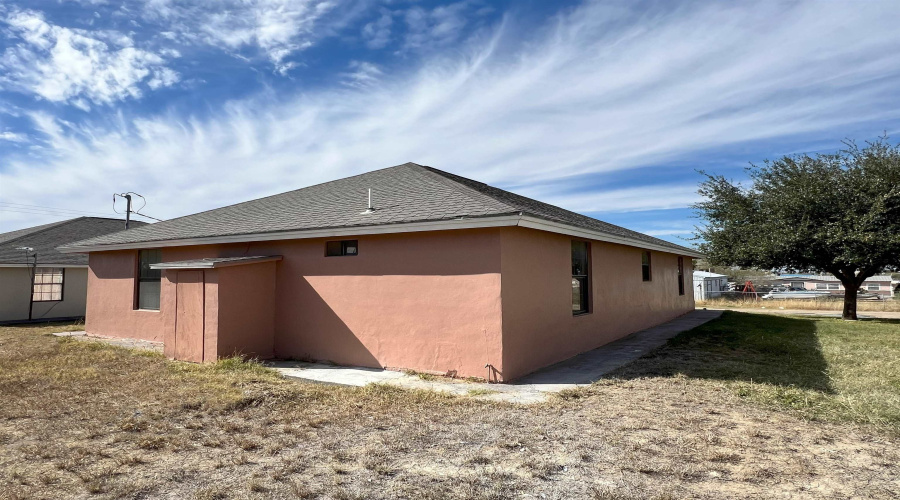 1032 Falcon Ln, Zapata, Texas 78076, 3 Bedrooms Bedrooms, 5 Rooms Rooms,2 BathroomsBathrooms,Residential,For Sale,1032 Falcon Ln,20254568