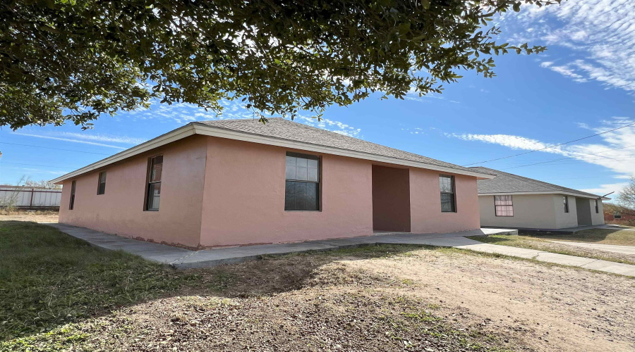 1032 Falcon Ln, Zapata, Texas 78076, 3 Bedrooms Bedrooms, 5 Rooms Rooms,2 BathroomsBathrooms,Residential,For Sale,1032 Falcon Ln,20254568