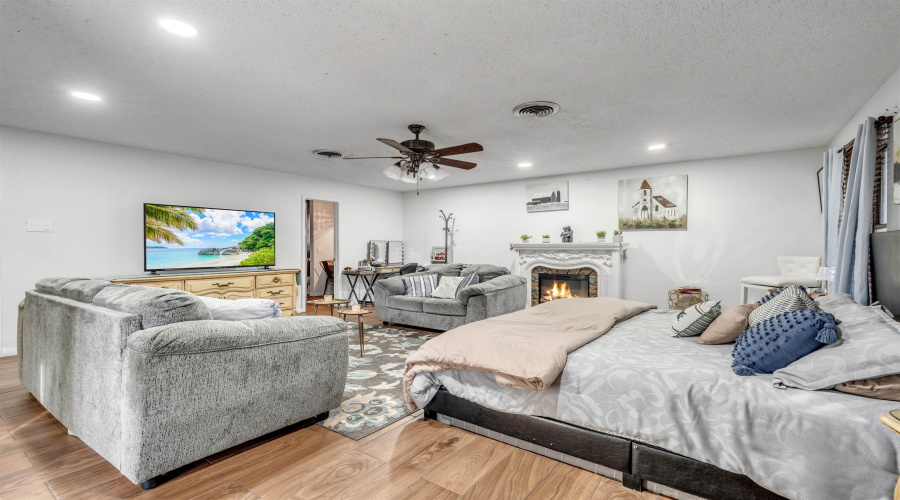 901 Crestview Dr, Laredo, Texas 78045-2014, 6 Bedrooms Bedrooms, 14 Rooms Rooms,6 BathroomsBathrooms,Residential,For Sale,901 Crestview Dr,20254584