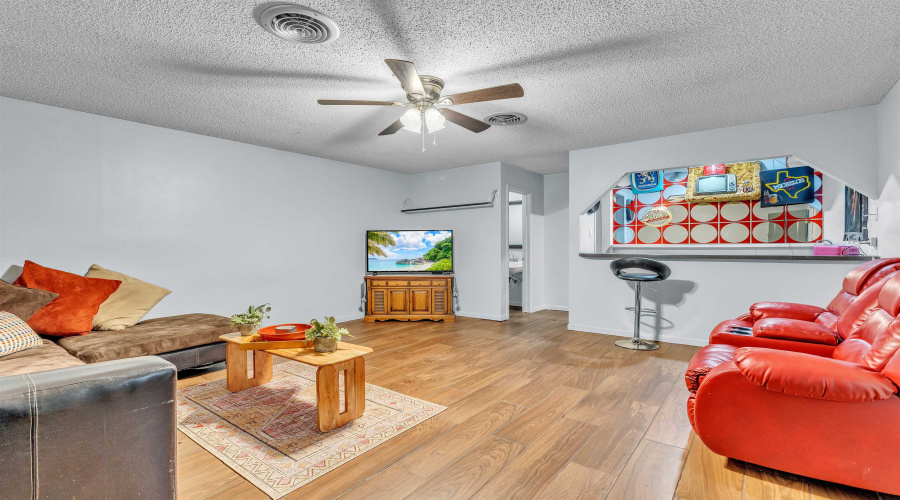 901 Crestview Dr, Laredo, Texas 78045-2014, 6 Bedrooms Bedrooms, 14 Rooms Rooms,6 BathroomsBathrooms,Residential,For Sale,901 Crestview Dr,20254584