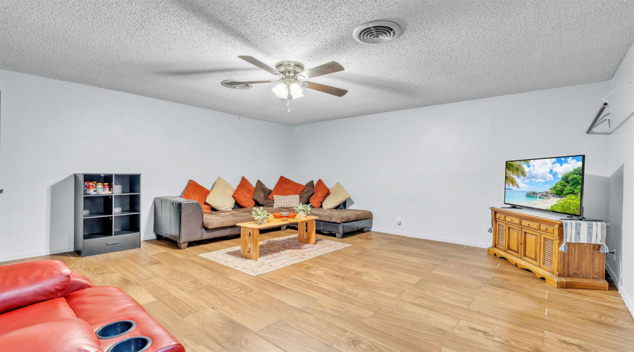 901 Crestview Dr, Laredo, Texas 78045-2014, 6 Bedrooms Bedrooms, 14 Rooms Rooms,6 BathroomsBathrooms,Residential,For Sale,901 Crestview Dr,20254584